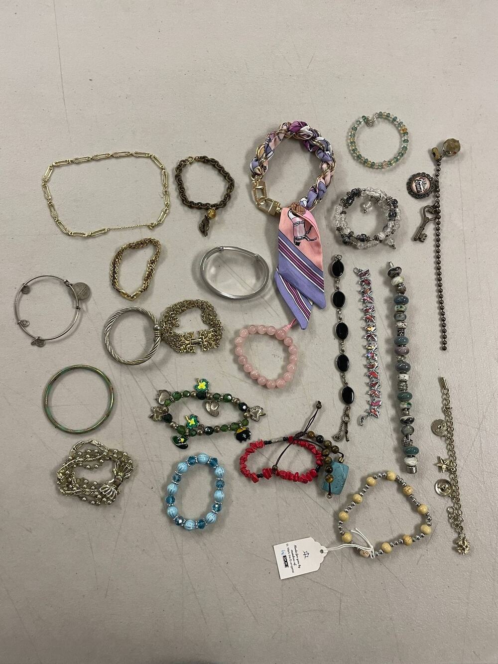 Large Lot of Mixed Fashion Jewelry Bracelets Costume Gold Tone Silver Tone Mixed